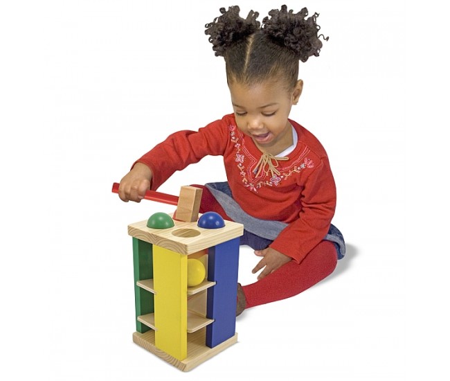 Turnul din lemn cu ciocan si bile melissa and doug