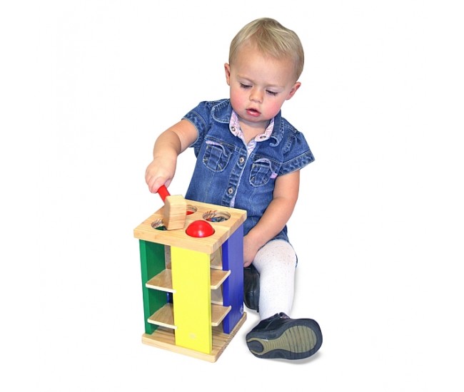 Turnul din lemn cu ciocan si bile melissa and doug