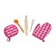 Set de bucatarie Malplay Sort si boneta pentru fete cu accesorii incluse roz