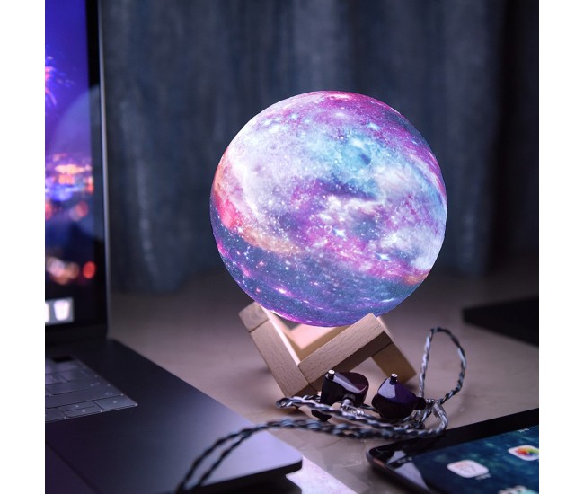 Lampa de veghe cu telecomanda  in forma de luna cu stele 3D Moon Light 7 culori, alimentare baterii, stand din lemn inclus, 15 cm, Flippy