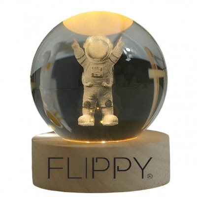 Lampa LED Decorativa, Flippy, cu Bila de Cristal cu Diametru 6cm, Model Astronaut 3D, Alimentare USB, Suport din Lemn, Lumina Alb Cald