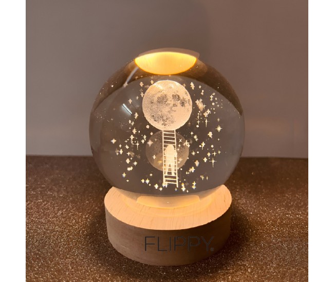 Lampa LED Decorativa, Flippy, cu Bila de Cristal cu Diametru 6cm, Model Astronaut pe Scara catre Luna 3D, Alimentare USB, Suport din Lemn, Lumina Alb Cald