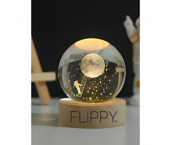 Lampa LED Decorativa, Flippy, cu Bila de Cristal cu Diametru 6cm, Model Astronaut pe Scara catre Luna 3D, Alimentare USB, Suport din Lemn, Lumina Alb Cald